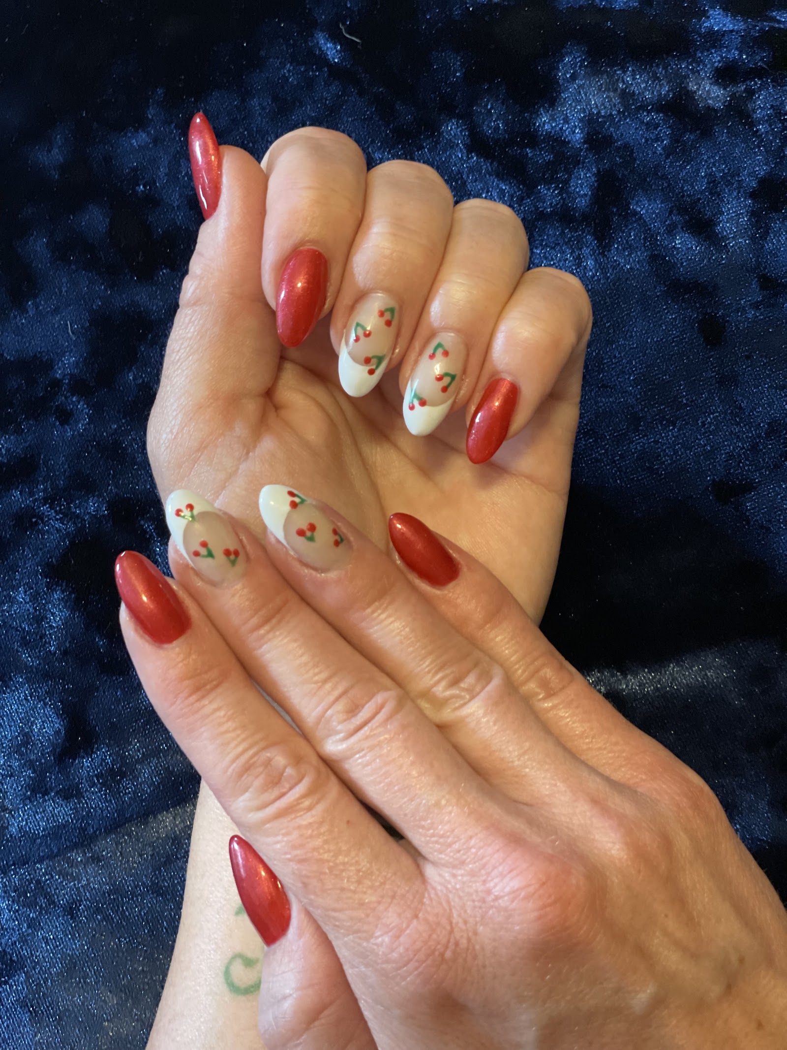 On The Go Nails LLC logo